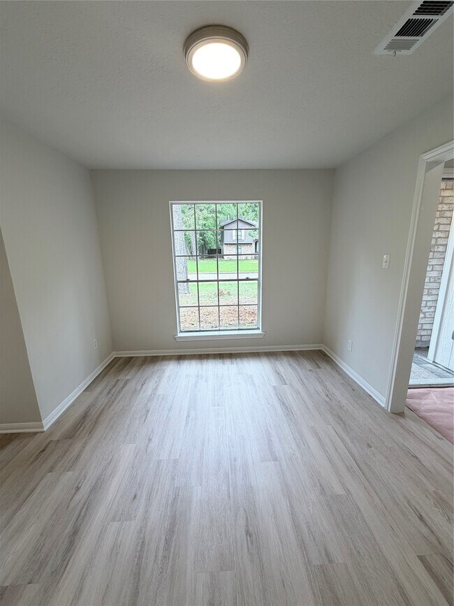 Building Photo - 2102 Lake Creek Dr