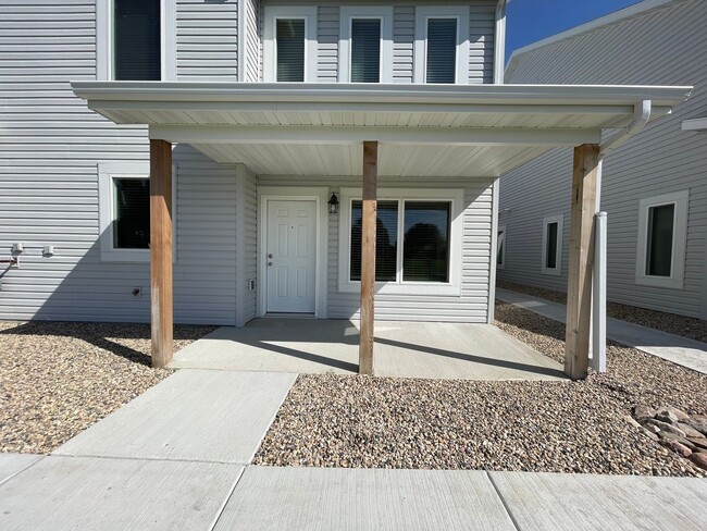 Building Photo - Beautiful 3 Bedroom Townhome in South Bism...