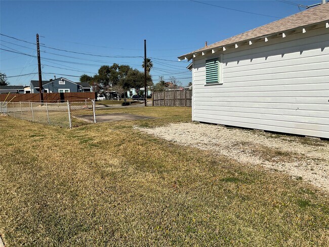 Building Photo - 5728 Sylvia Dr