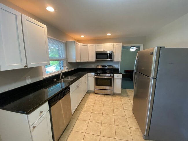 Building Photo - 3 Bedroom Brick Ranch House in a Great Location!