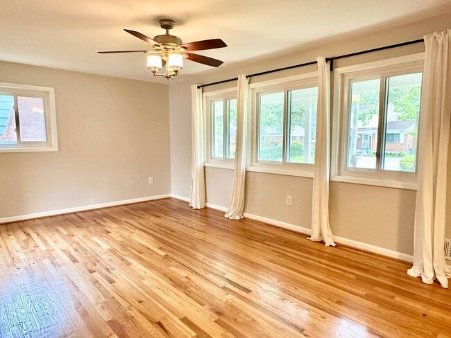 Building Photo - 5 Bedroom 2.5 Bathroom! Parking! Pets Welc...