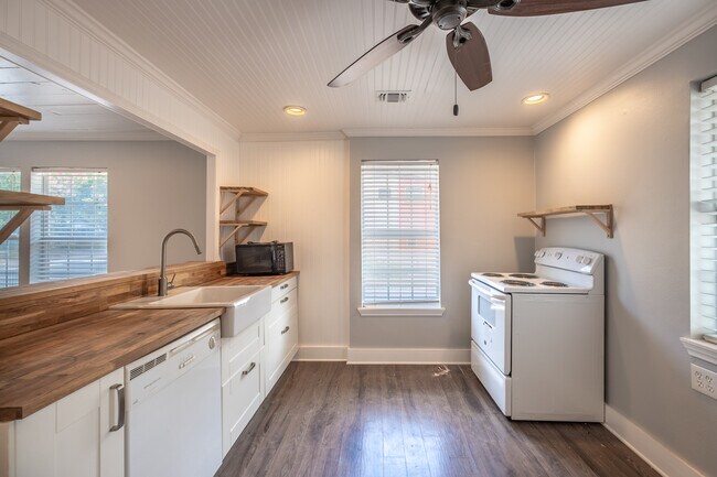 Building Photo - Charming East Austin 2BR w/ Character & Walkable Location