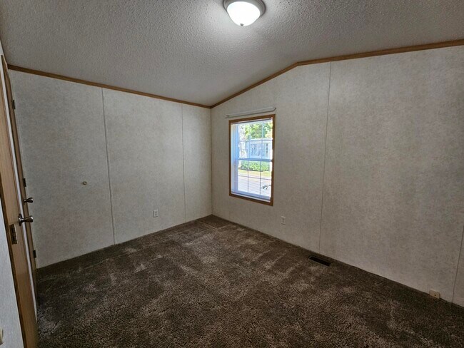 Building Photo - 6 Orchard Grv