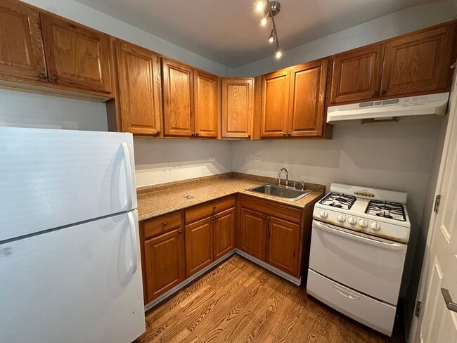 Building Photo - Nice 1 Bed w/Dining Room and Newer Kitchen and Bath at Roger's Glenwood District