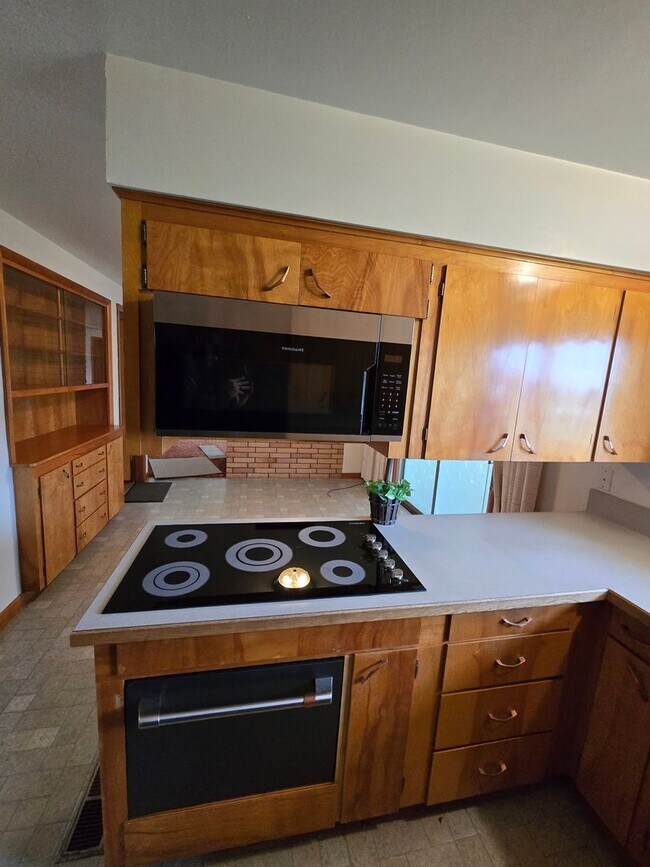 Building Photo - Pet Friendly 3 Bed / 2Bath Home with 2 Gar...