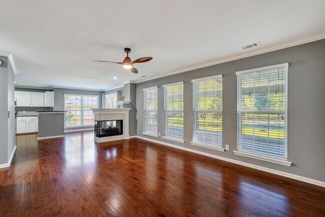 Building Photo - Richmond Hill Beauty: 4-Bedroom Home with Stunning Lagoon Views!