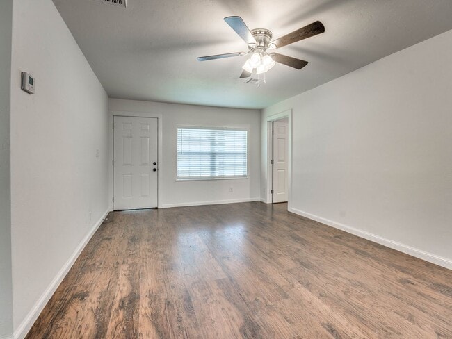 Building Photo - 4 bedroom 2 bath home in Shawnee!