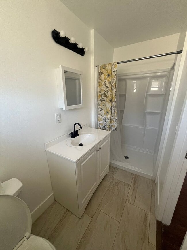 Building Photo - 4 bedroom 2bathroom Home Available now!