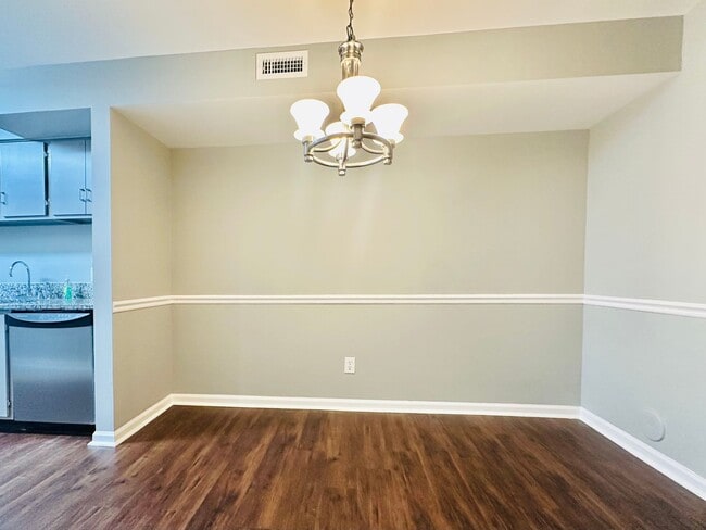 Building Photo - Newly Renovated 2 Bed, 2.5 Bath Chapel Hil...