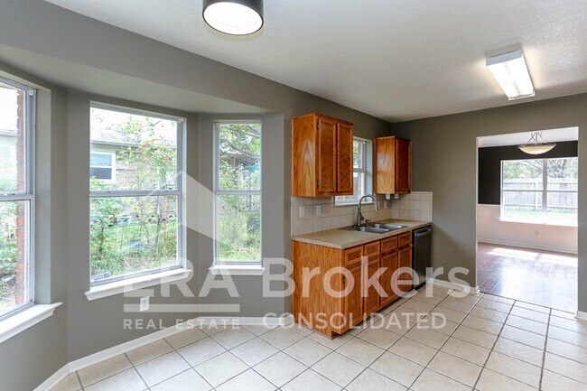 Building Photo - 2802 Southwood Dr