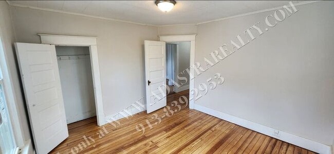 Building Photo - Large 2-story 4 Bed 1.5 Bath Home in Leave...