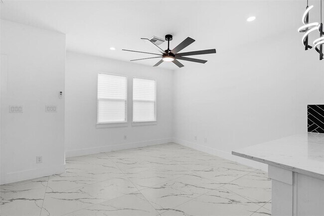 Building Photo - 9110 Everglade Dr