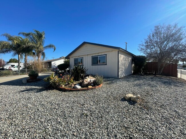 Building Photo - Cozy Three Bedroom Two Bathroom Home in He...