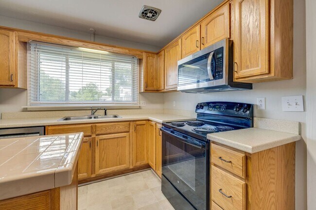 Building Photo - Beautifully updated 3 BR 1 BA home with ex...