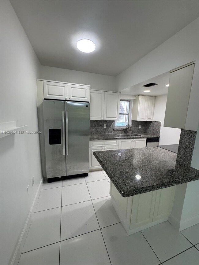 Building Photo - 10281 E Bay Harbor Dr
