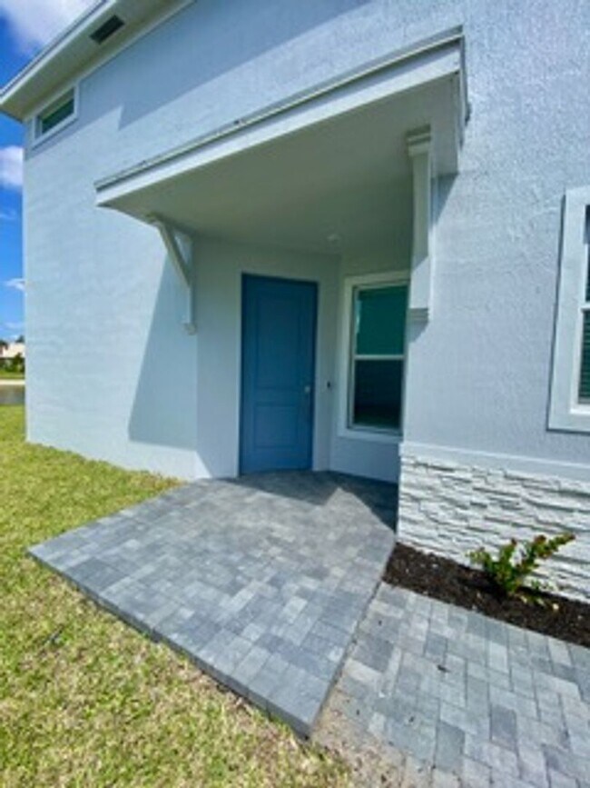 Building Photo - Brand new Townhome centrally located in La...