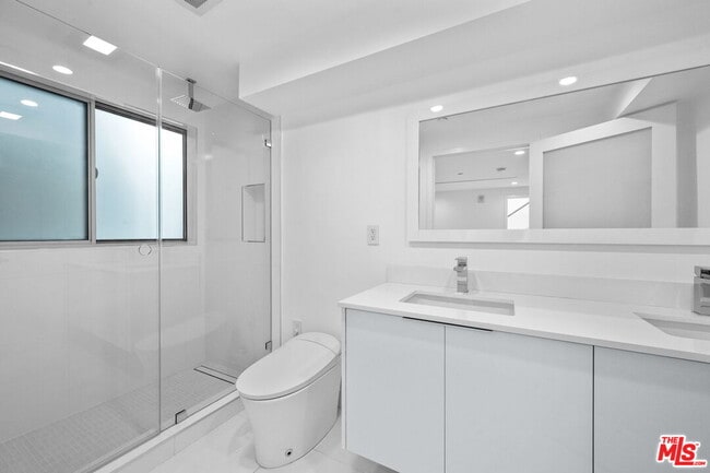 Building Photo - 621 Kings Rd