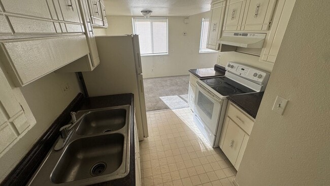 Building Photo - 2 bed, 1 Bath, 900 sqft with washer/dryer hookups and 1 car garage