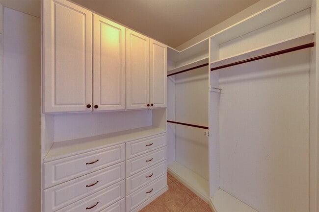 Building Photo - 2610 Ledgebrook Ln