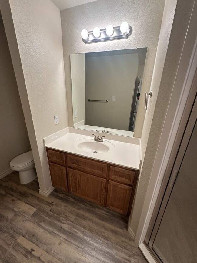 Building Photo - AVAILABLE NOW! (SECTION 8 ACCEPTED)