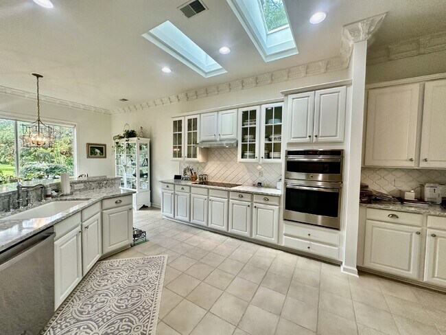 Building Photo - Spacious Beautifully Appointed Two Bedroom...