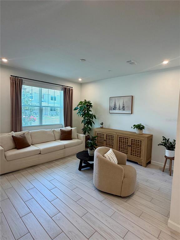 Building Photo - 9855 Walkway Dr