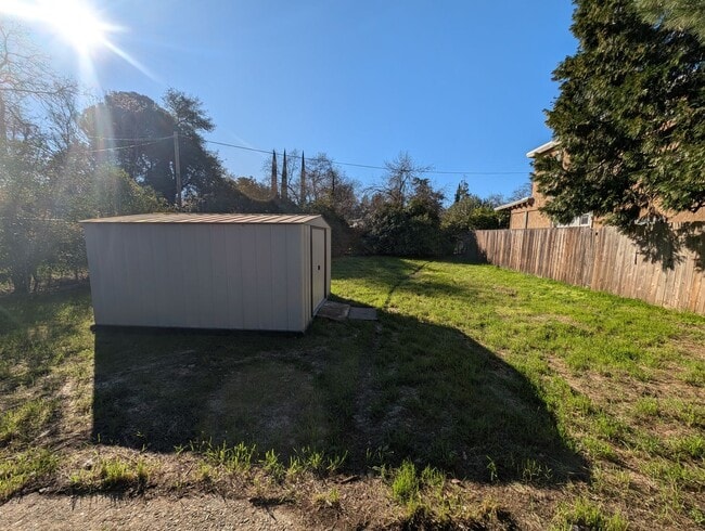 Building Photo - 3 Bedroom 1 Bath Near Redding Library