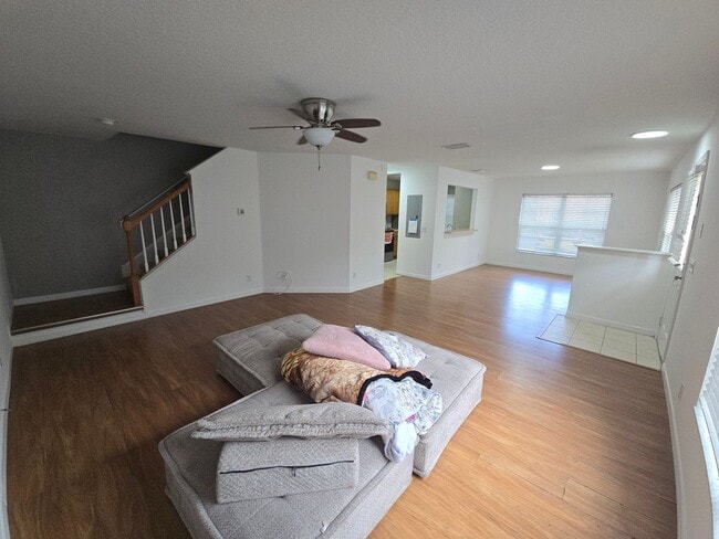 Building Photo - 3/3 Townhome In Valrico
