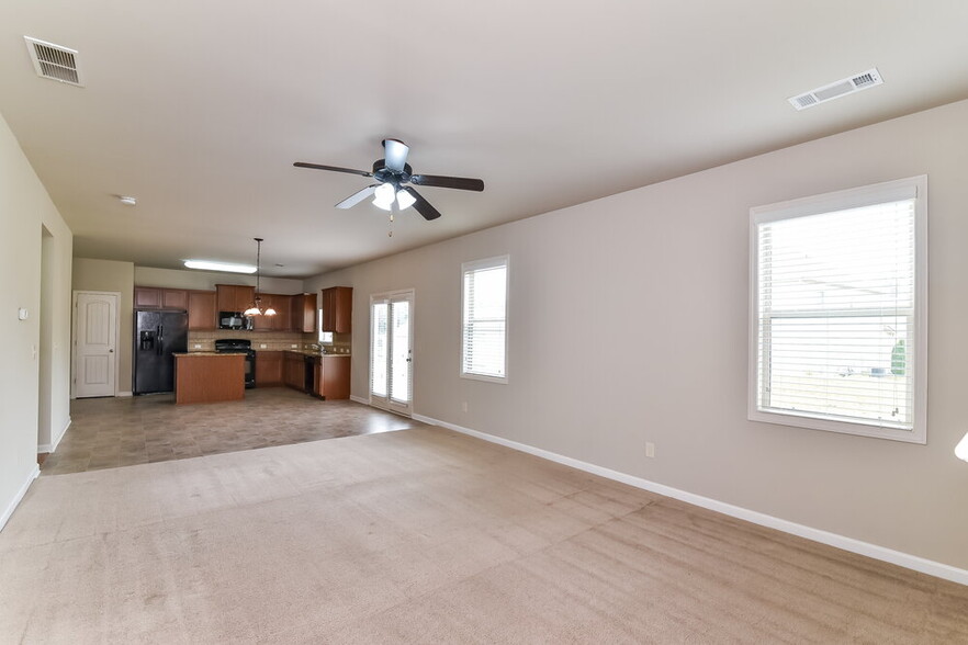 Building Photo - 631 Collingsworth Ln NE