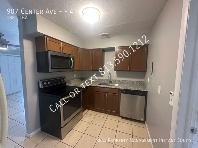 Building Photo - 907 Center Ave