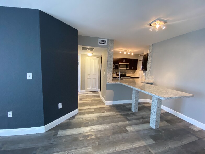 Building Photo - 2831 N Oakland Forest Dr