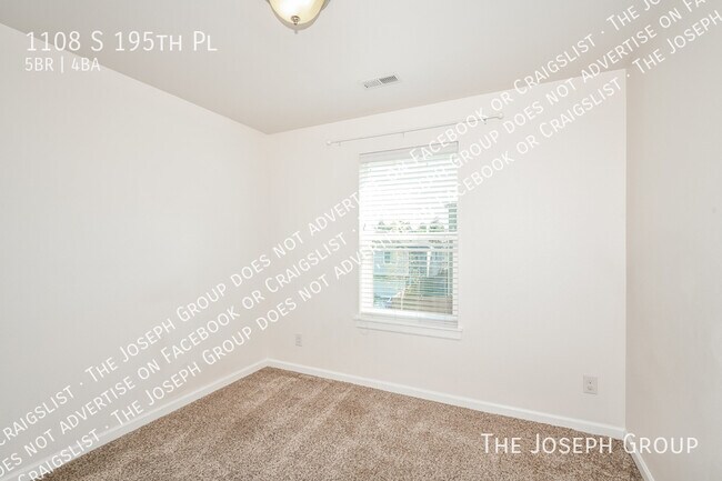 Building Photo - 1108 S 195th Pl
