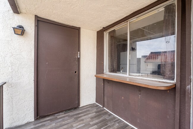 Building Photo - 1 bedroom 1 bath second floor condo  conve...