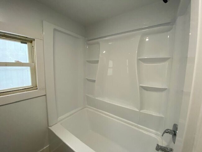 Building Photo - 124 S Chillicothe St