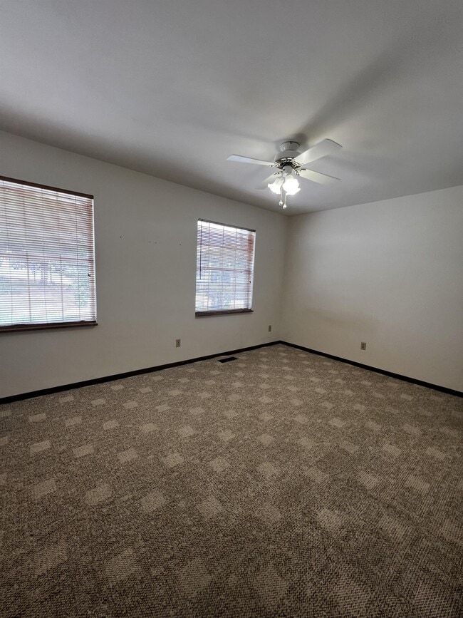 Building Photo - 18 Warren Pl