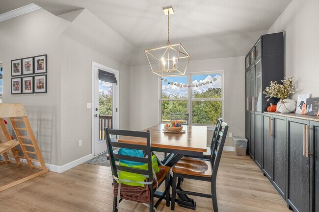 Building Photo - Modern Living: Spacious 5 Bed, 2 Bath Home...