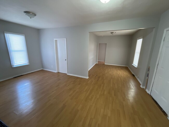 Building Photo - 4 bedroom 1 bathroom single family home wi...