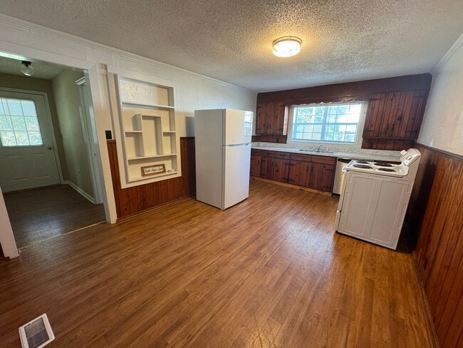 Building Photo - Cozy 3 Bed 1 Bath Home! Available Now! Sch...