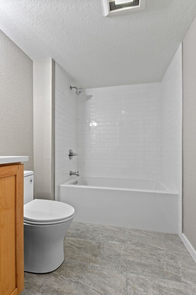 Building Photo - Bright Beacon Hill Condo in Secure Gated C...