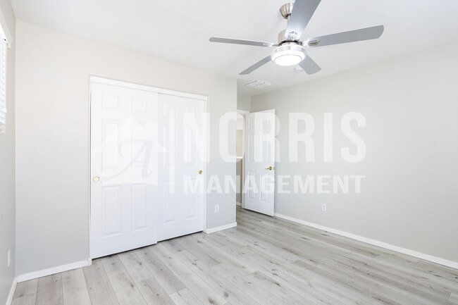 Building Photo - 1553 E Alba Dr