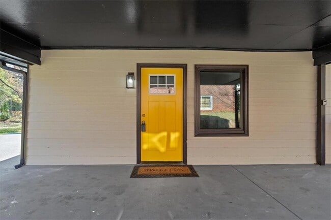 Building Photo - 2142 Cloverdale Dr SE