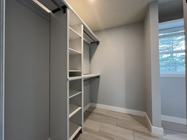 Building Photo - Stunning Lake Oswego Home with Outdoor Retreat, Vaulted Ceilings & Walk-In Closet