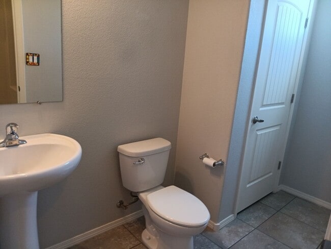 Building Photo - 5 Bedroom, 3 Bathroom Home! Schedule a Showing Today!