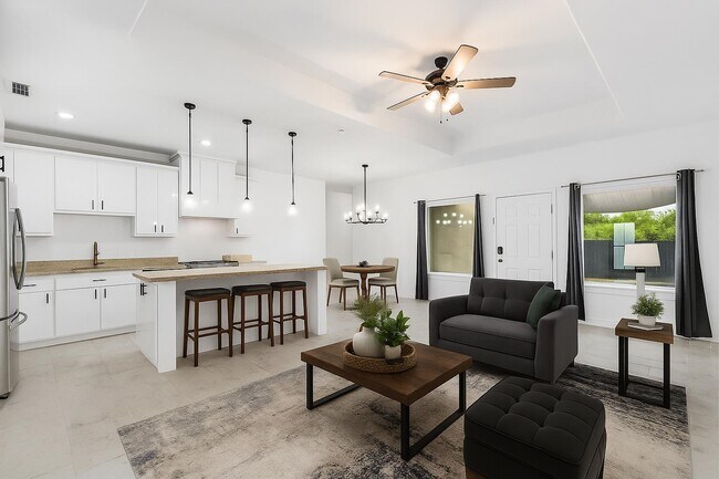 Building Photo - 905 Rotonda Ln