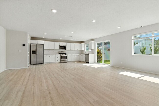 Building Photo - Beautifully Maintained Home in Coveted HOA...