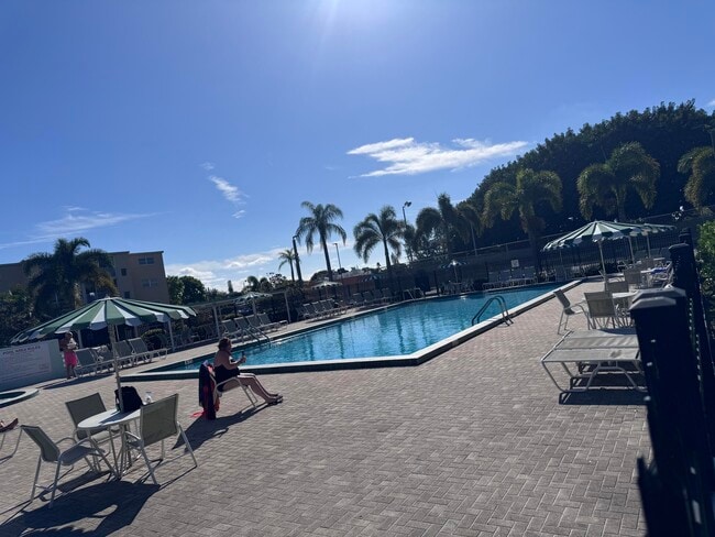 Building Photo - 300 NE 26th Ave