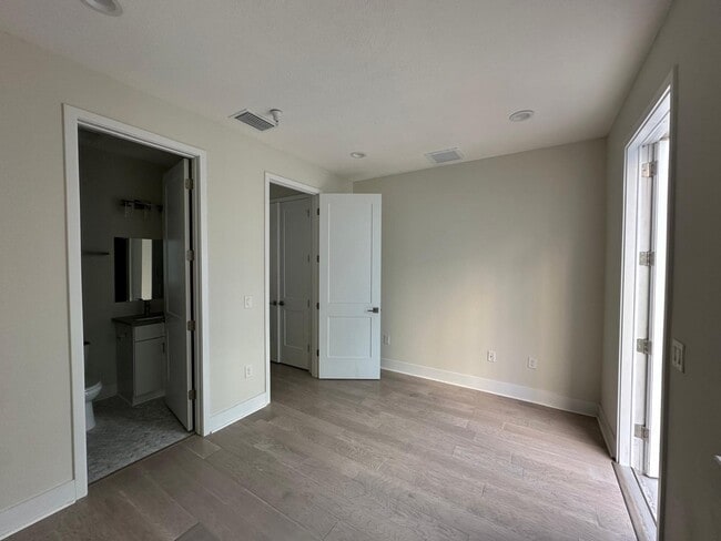 Building Photo - 140-833 Calla Terrace N