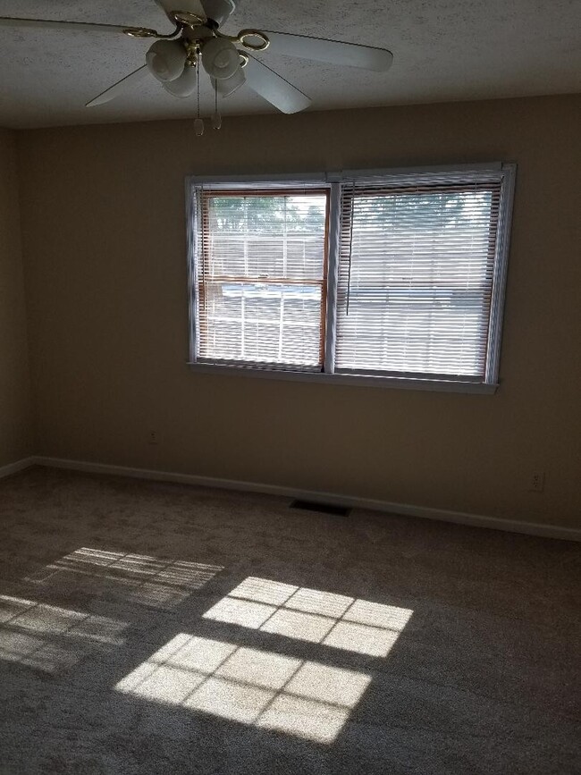 Building Photo - 2 Bedroom/1.5 Bath Townhouse for Rent! $13...