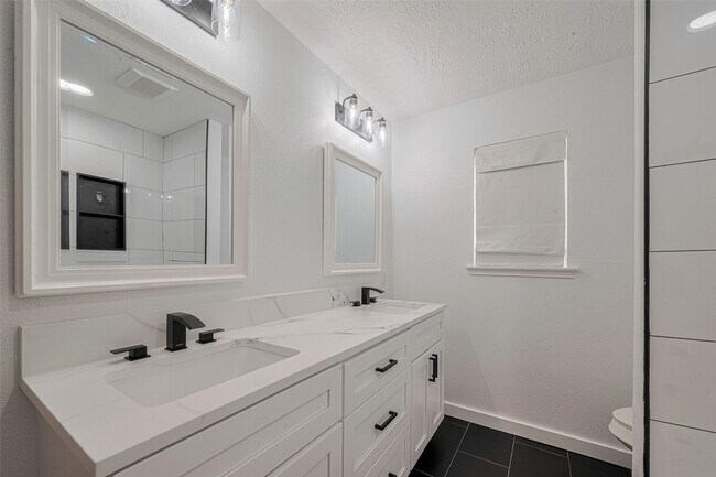 Building Photo - 927 Carlingford Ln
