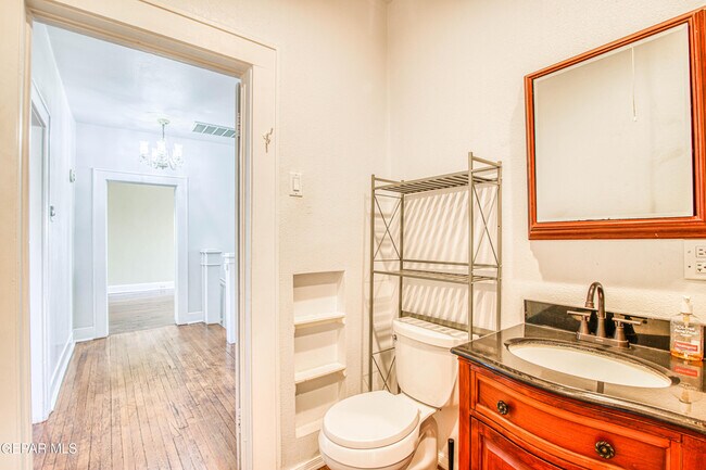 Building Photo - 1701 Elm St